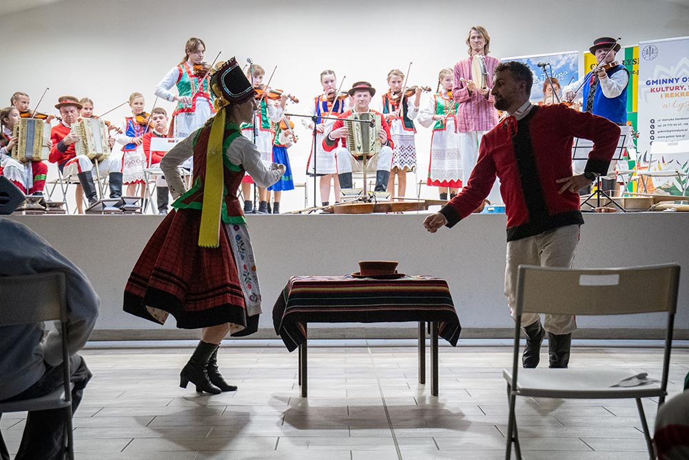 ludowy taniec w tradycyjnych strojach