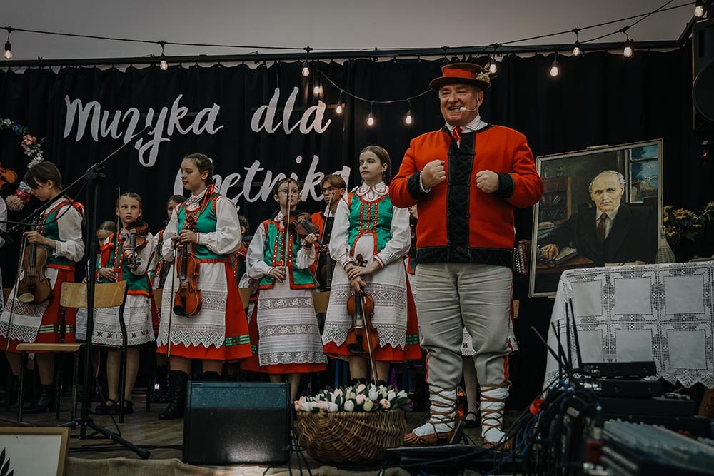 mężczyzna prezentujący kulturę kurpiowszczyzny