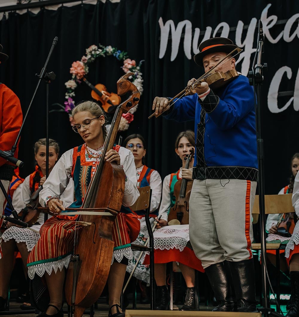 orkiestra grająca pieśni ludowe